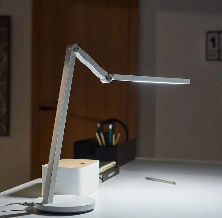lampka oświetla blat biurka